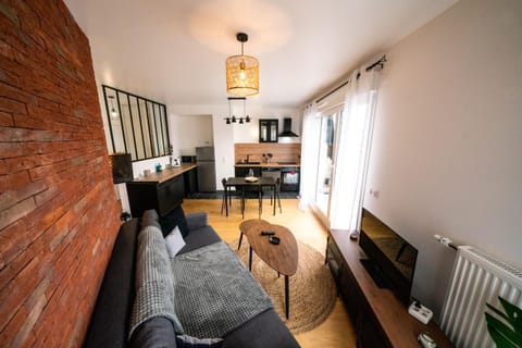 TV and multimedia, Coffee/tea facilities, Kitchen or kitchenette, Living room, Decorative detail, Seating area, Dining area, dishwasher, internet, microwave, oven, stove, toaster, kitchen