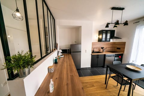 Coffee/tea facilities, Living room, Decorative detail, Dining area, dishwasher, internet, microwave, oven, stove, toaster, kitchen