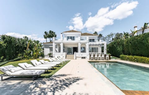 Property building, Patio, Natural landscape, Garden, Balcony/Terrace, Garden view, Pool view, Swimming pool, sunbed