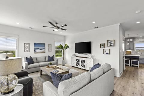 Captains Quarters Close to Beach and Bay House in Hitchcock