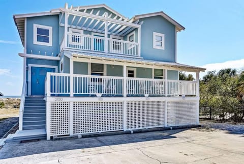 Dukes Beach House - Oceanfront - Huge Deck - Breathtaking Views House in Fernandina Beach