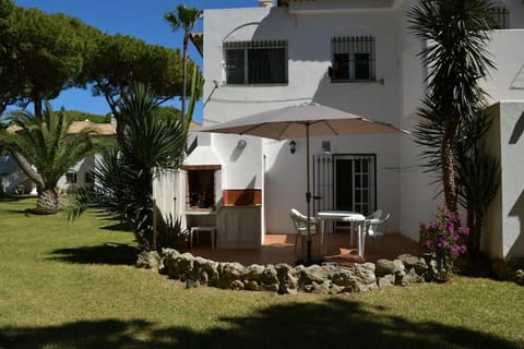 Property building, Patio, Spring, Day, BBQ facilities, Balcony/Terrace, Dining area, Garden view