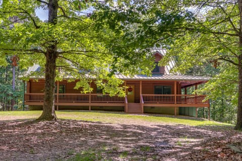 Rogers Cabin on 17 Acres with Wraparound Deck! Cabin in Beaver Lake