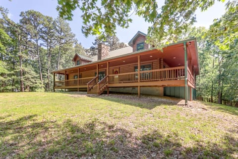 Rogers Cabin on 17 Acres with Wraparound Deck! Cabin in Beaver Lake