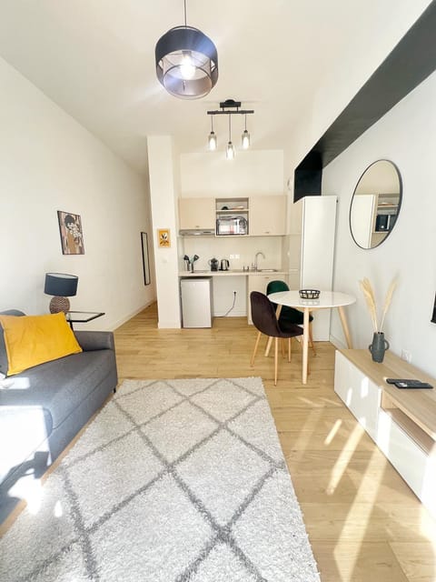 Kitchen or kitchenette, Living room, Seating area, Dining area