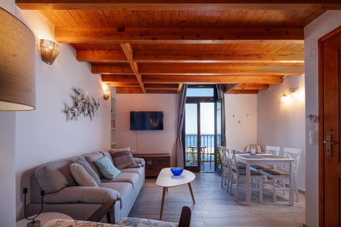 Communal lounge/ TV room, Summer, TV and multimedia, Living room