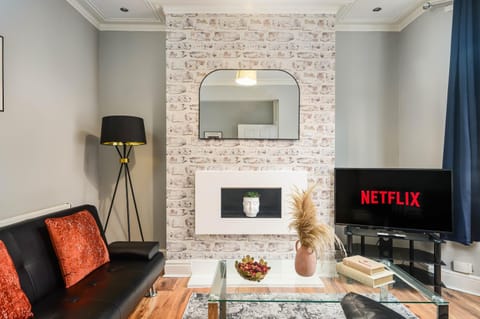 Communal lounge/ TV room, TV and multimedia, Living room, Seating area