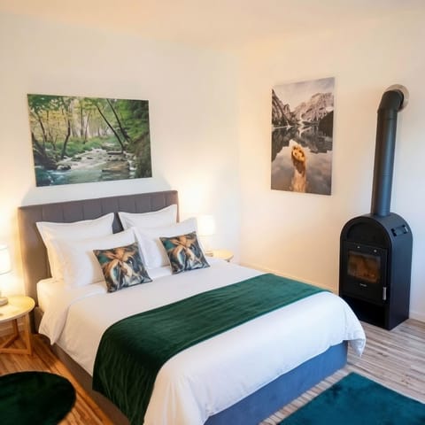Bed, Photo of the whole room, Seating area, Dining area, Animals, Animals, Pets, pet friendly