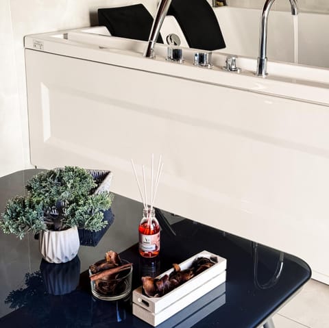 Hot Tub, Swimming pool