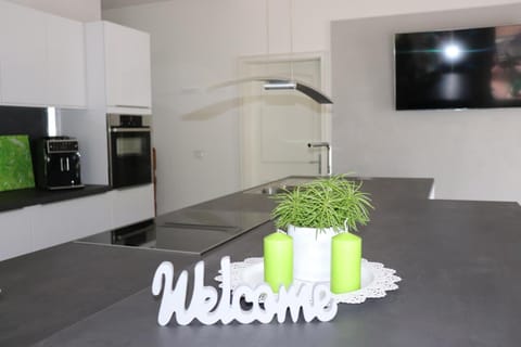 TV and multimedia, Kitchen or kitchenette, Food, oven, stove