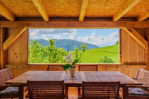 Day, Natural landscape, Balcony/Terrace, Seating area, Dining area