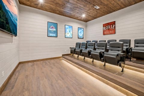 Splash Villa By Stony Brook Cabins Cabin in Pigeon Forge