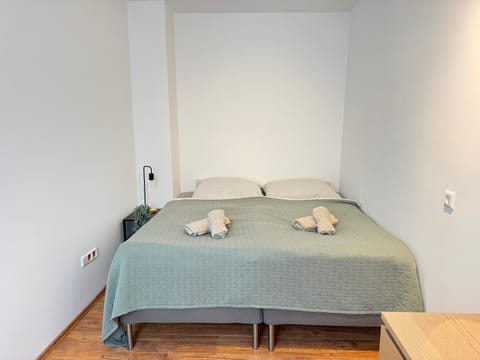 Bed, Photo of the whole room, Bedroom, towels