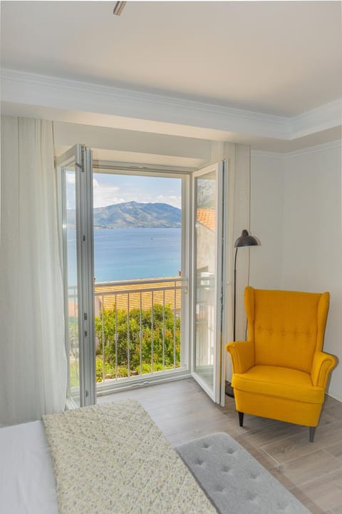 View (from property/room), Balcony/Terrace, Seating area, Mountain view, Sea view