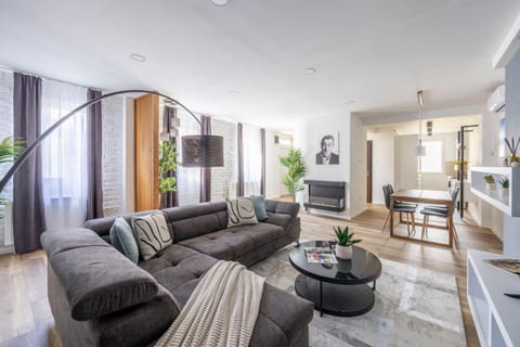 TV and multimedia, Kitchen or kitchenette, Living room, Seating area, Dining area