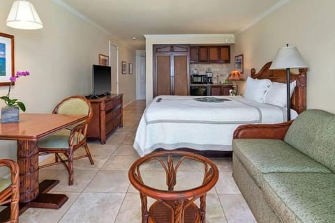 Bed, TV and multimedia, Kitchen or kitchenette, Living room