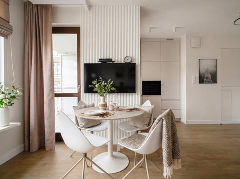 Communal lounge/ TV room, TV and multimedia, Living room, Seating area, Dining area, Evening entertainment