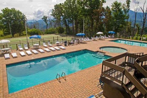 Balcony/Terrace, Mountain view, Pool view, Swimming pool, sunbed