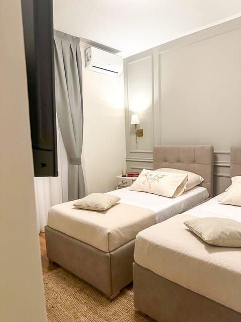 Bed, TV and multimedia, Bedroom, towels, air conditioner