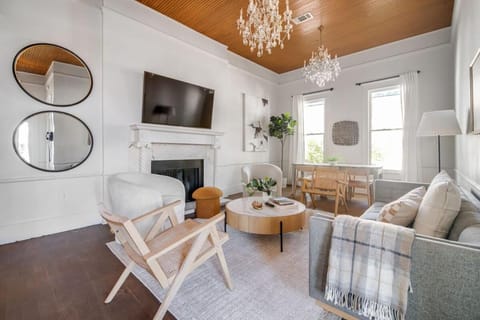 Cloud 9 Pool Hot tub Fire pit Sleeps 18 House in Fredericksburg