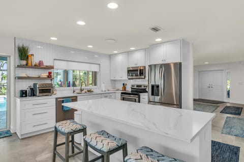 Chez Flamingo I Walk to Beach I Pet Friendly House in Marco Island