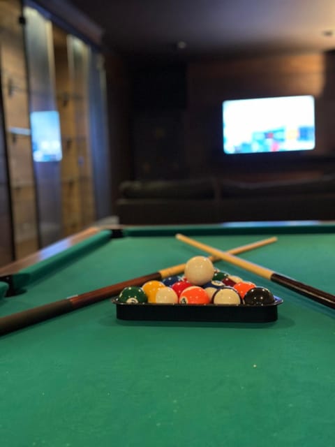 Billiard, Game Room