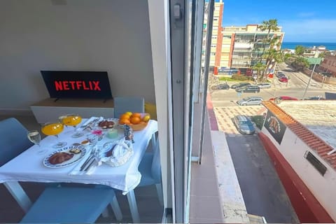 TV and multimedia, View (from property/room), Dining area, Evening entertainment, City view, Sea view