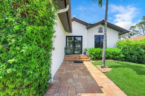 Resort Like Amenities Close to Beach House in North Naples