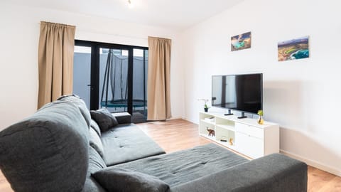 Communal lounge/ TV room, TV and multimedia, Living room, Seating area, Evening entertainment
