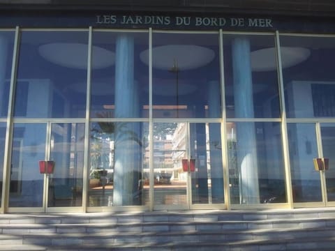 Facade/entrance, Text overlay