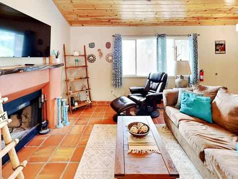 TV and multimedia, Living room, Seating area, fireplace, furniture