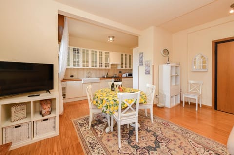 Communal lounge/ TV room, TV and multimedia, Dining area