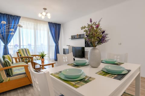 TV and multimedia, Living room, Seating area, Dining area