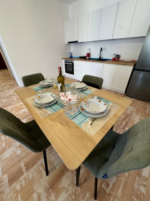 Kitchen or kitchenette, Living room, Seating area, Dining area, stove