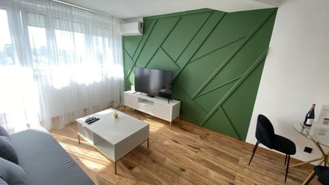 Communal lounge/ TV room, TV and multimedia, Living room, Seating area, Evening entertainment