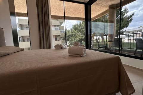 Bed, View (from property/room), Balcony/Terrace, Photo of the whole room, Bedroom
