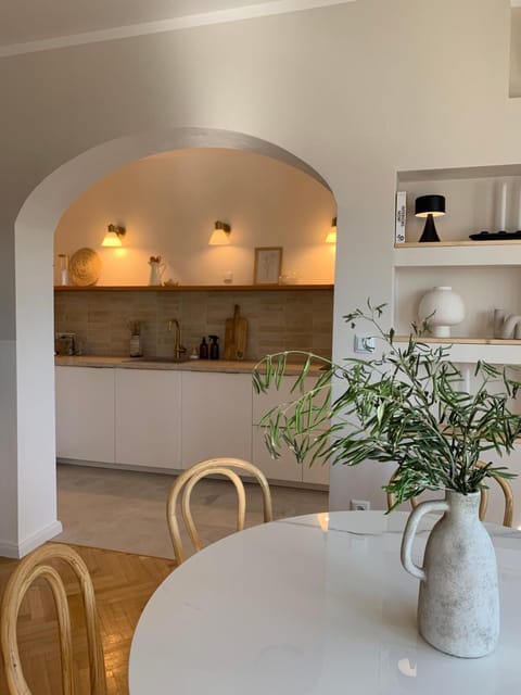 Kitchen or kitchenette, Dining area