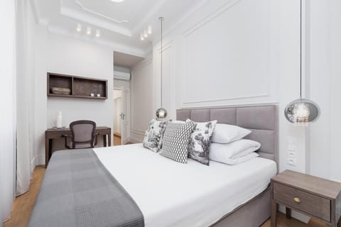 Bed, Seating area