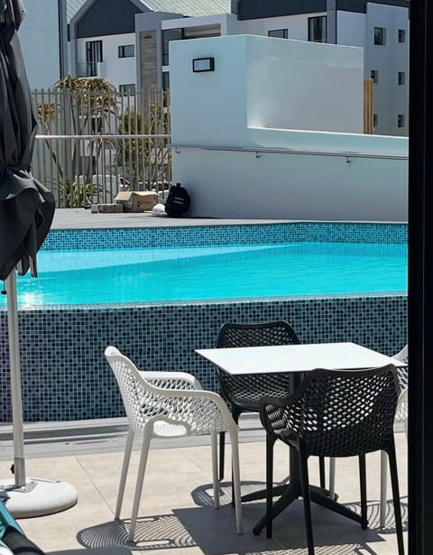 Balcony/Terrace, Pool view, Swimming pool, sunbed