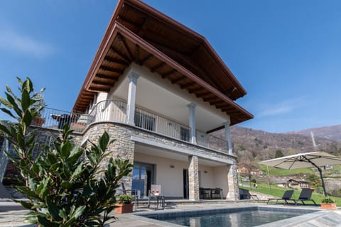 VILLA SANT'ANNA by Curtiaffitti Villa in Province of Lecco