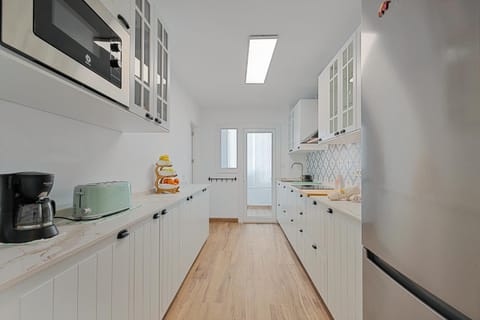 Coffee/tea facilities, Kitchen or kitchenette, dishwasher, stove, toaster