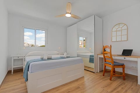 Bed, Photo of the whole room, Seating area, Bedroom, Area and facilities