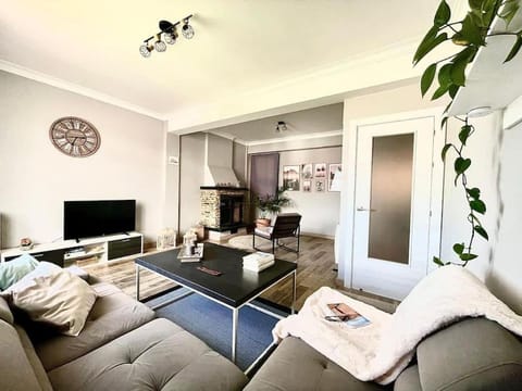 Communal lounge/ TV room, TV and multimedia, Living room, Seating area, Evening entertainment, River view
