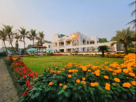 Property building, Facade/entrance, Garden, Garden view