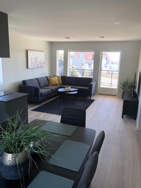 TV and multimedia, View (from property/room), Living room, Seating area, Dining area