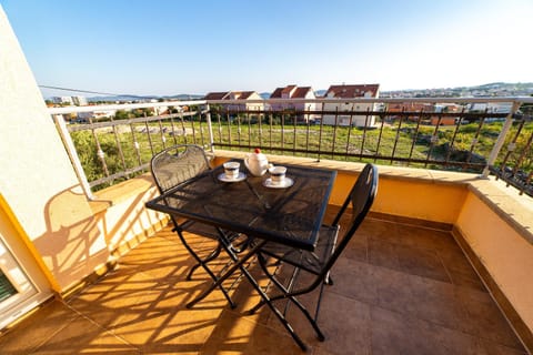 Natural landscape, Balcony/Terrace, Balcony/Terrace, Seating area, Dining area