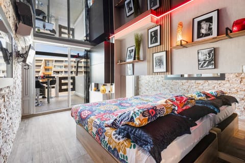 Photo of the whole room, Bedroom