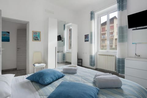 Bed, TV and multimedia, Photo of the whole room, Bedroom, hair dryier, towels, wardrobe