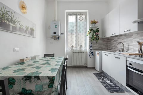 Living room, Seating area, Dining area, dishwasher, flat iron, oven, pet friendly, stove, washing machine, kitchen