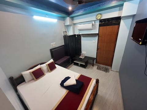 Communal lounge/ TV room, Bed, TV and multimedia, Living room, Photo of the whole room, Seating area, Evening entertainment, Bedroom, internet, towels, wardrobe, air conditioner